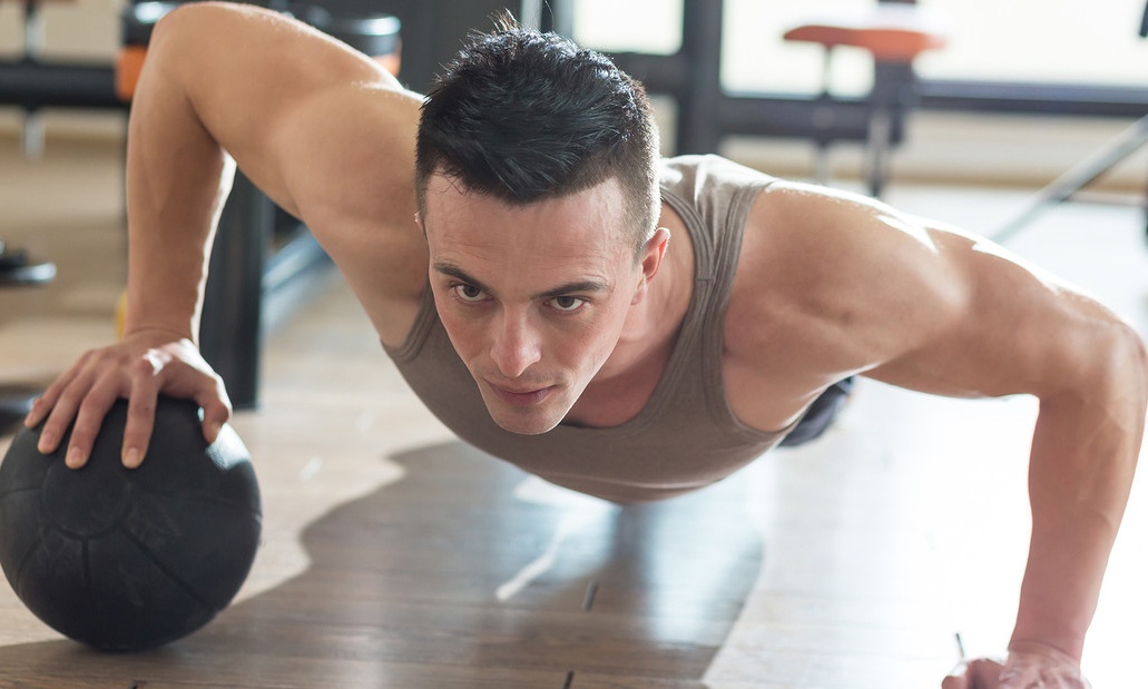 Τα push ups με medicine ball είναι ό,τι καλύτερο για το κορμί σου