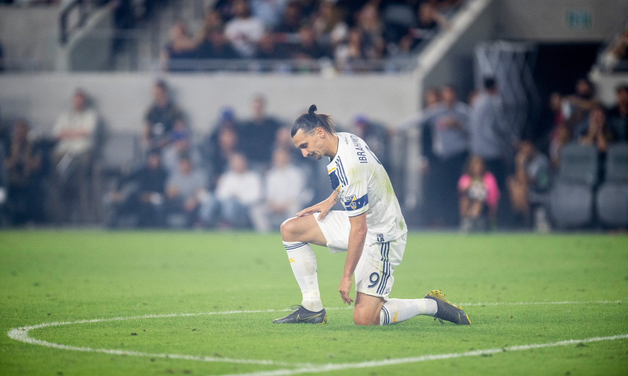 Απίστευτος Ζλάταν! Έδειξε τα γεννητικά του όργανα σε φιλάθλους! (video+photos)