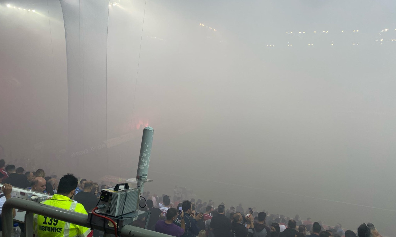 Ολυμπιακός – ΑΕΚ: Το «Γεώργιος Καραϊσκάκης» πήρε… φωτιά και καθυστέρησε το ντέρμπι! (video+photos)