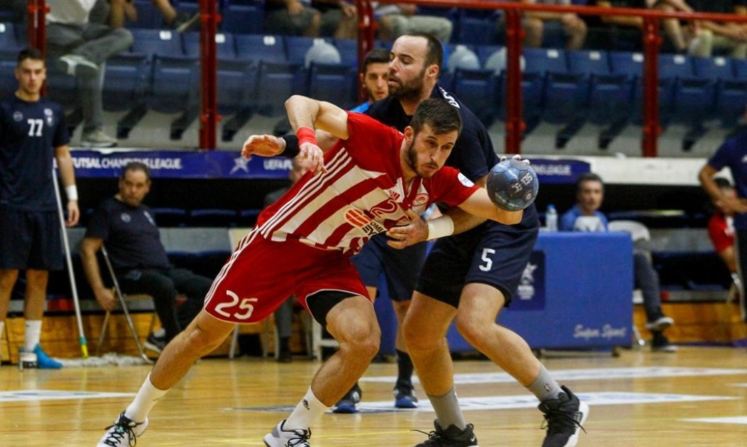 Ο Ολυμπιακός έδιωξε τον Τούρκο που χαιρέτησε στρατιωτικά
