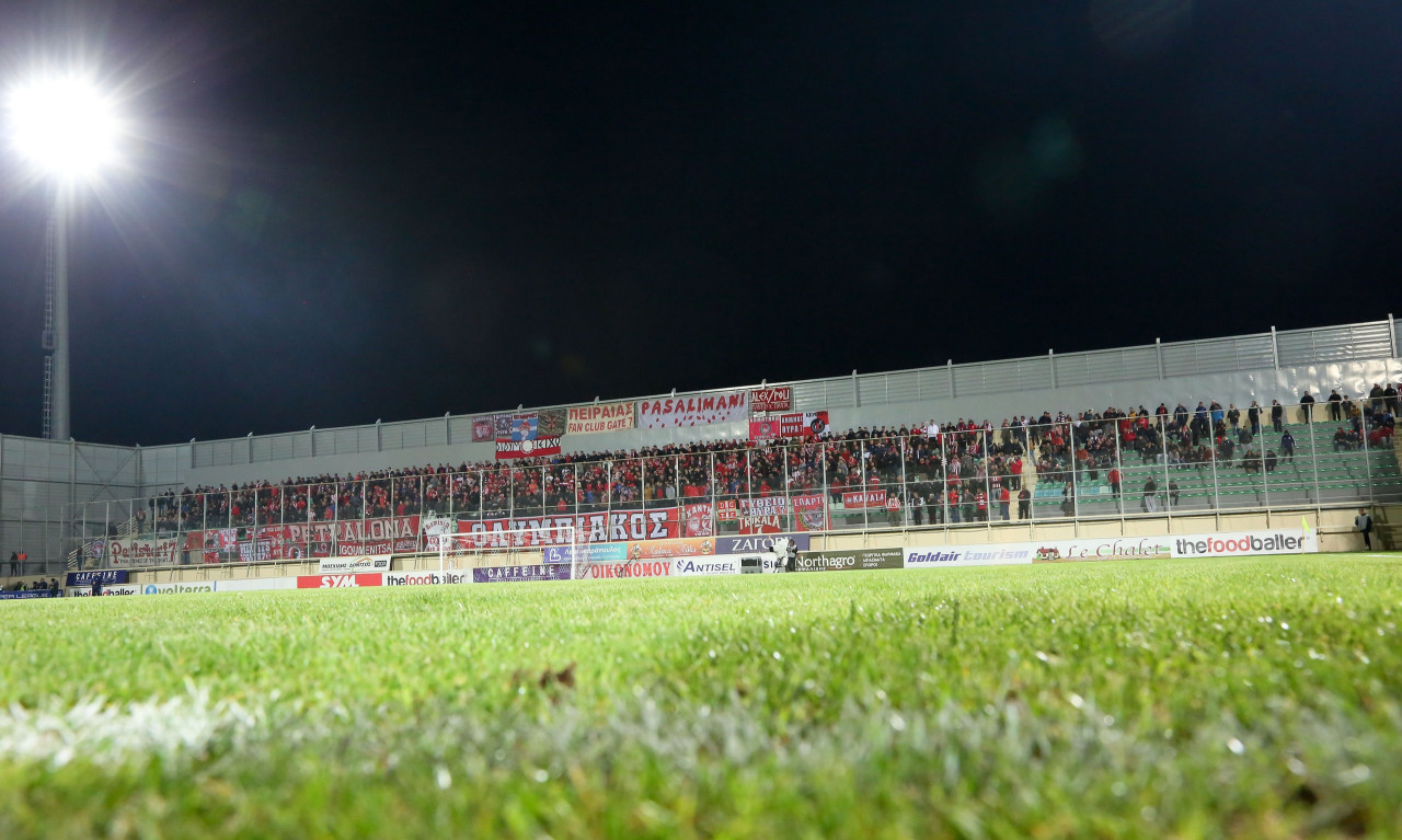 Ξάνθη-Ολυμπιακός: Ο Τσουκαλάς μπούκαρε στο γήπεδο και καθυστέρησε η σέντρα (photos)