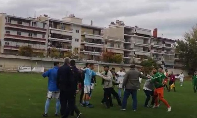 Πλακώθηκαν σε αγώνα της Γ' Εθνικής - Επεισόδια με παίκτες και οπαδούς (photos&video)