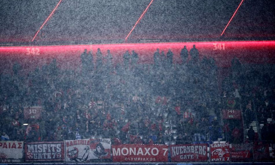 Μπάγερν Μονάχου-Ολυμπιακός: Δυναμική η «ερυθρόλευκη» εξέδρα στο βροχερό Μόναχο (photos)