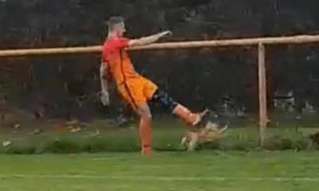 Σάλος σε ποδοσφαιρικό ματς: Παίκτης σκότωσε κότα την ώρα του αγώνα! (σκληρές εικόνες)