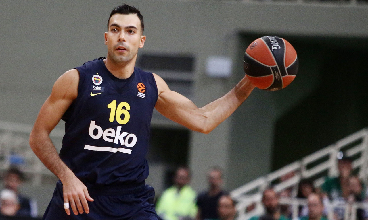 Ερντέν κατά Σλούκα για το πανό του Κεμάλ (video)