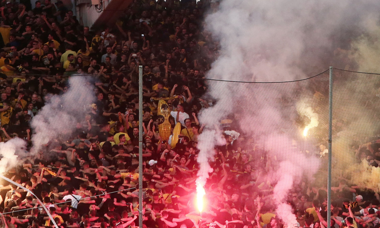 Στα κάγκελα ο κόσμος της ΑΕΚ: Οπαδοί στo ξενοδοχείο, κράξιμο σε παίκτες και Κωστένογλου!