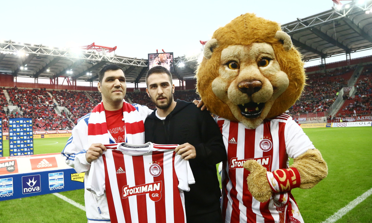 Ολυμπιακός: Η συγκινητική βράβευση του Αμπατζή (video+photos)