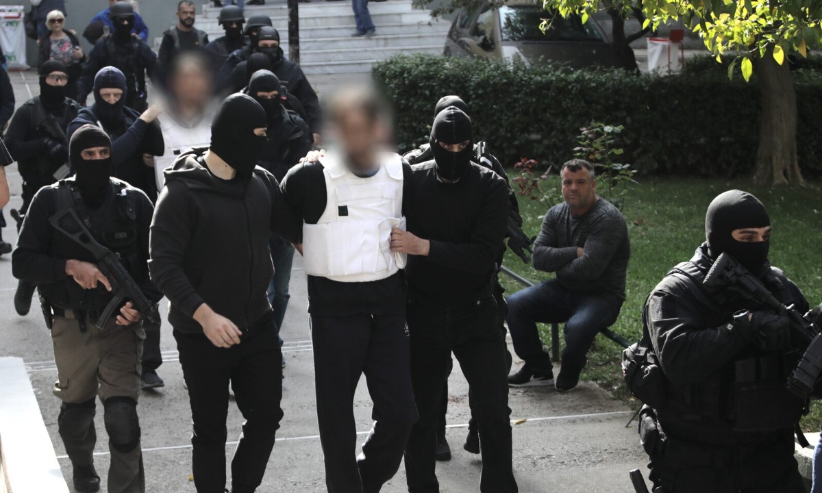 «Επαναστατική Αυτοάμυνα»: Στη φυλακή οι δύο τρομοκράτες - Επεισόδια στην Ευελπίδων