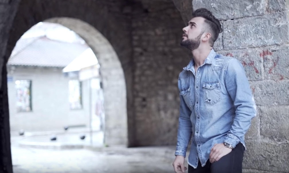 “Αντικαταστάτης”: Ο Γιώργος Φούκος κάνει δυναμικά το ντεμπούτο του στη δισκογραφία