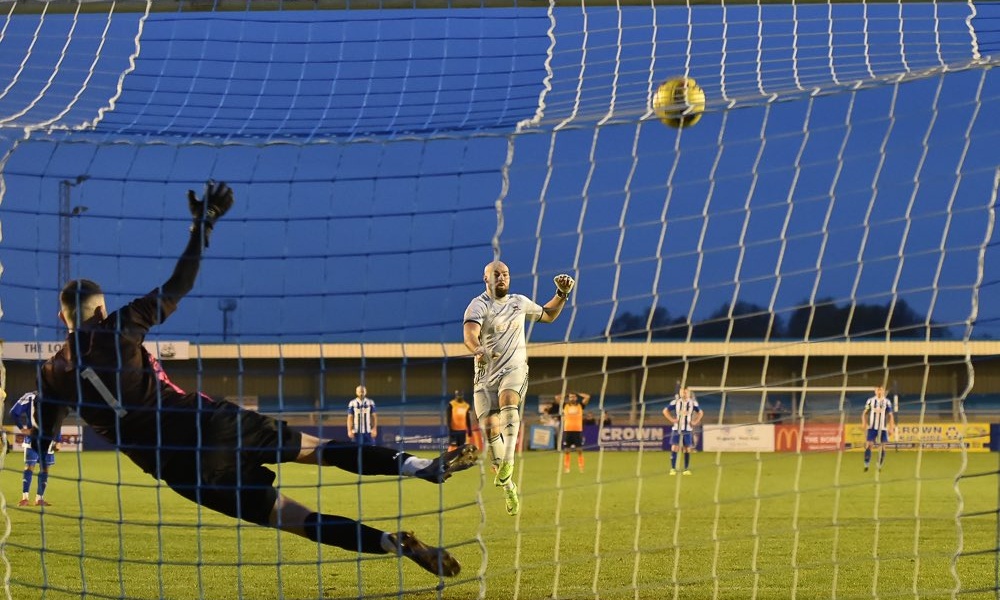 Τερματοφύλακας εκτέλεσε πέναλτι και του άλλαξε τα… φώτα (photos+video)