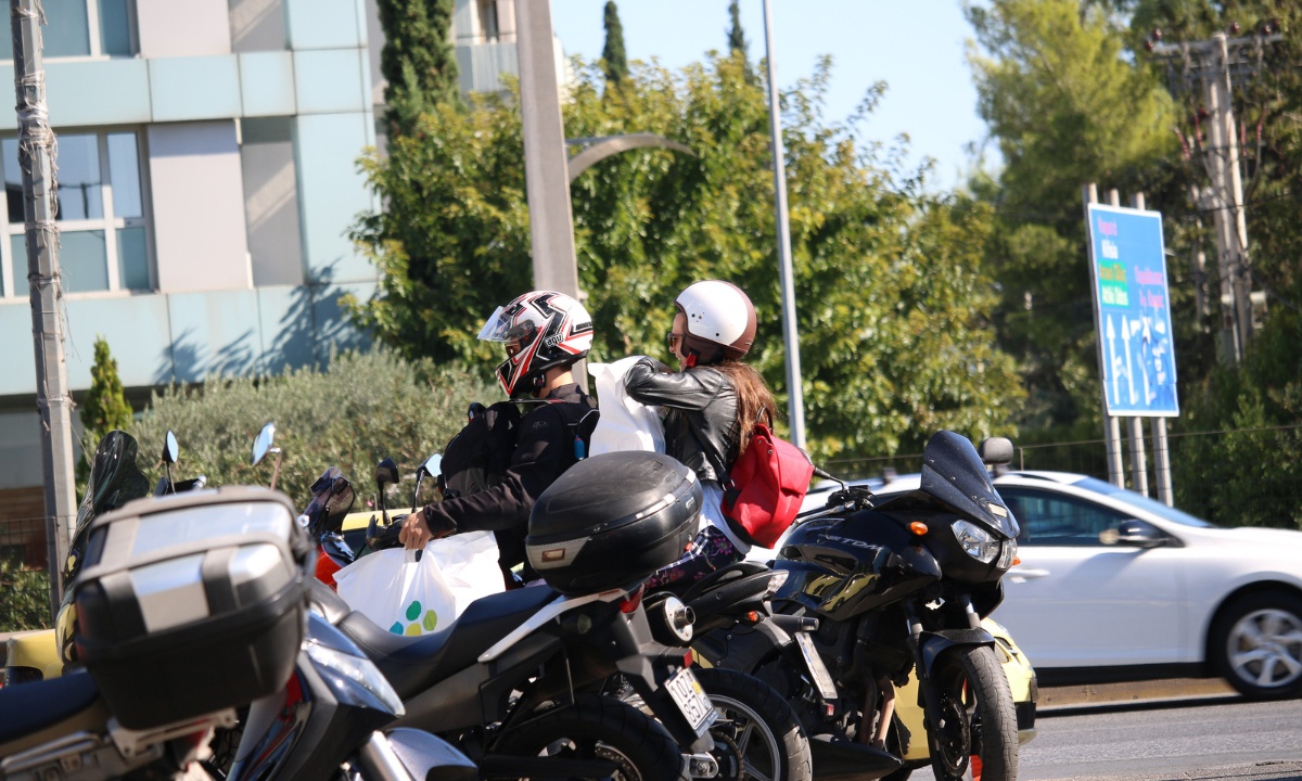 O φακός τσάκωσε γοητευτικό ηθοποιό σε βόλτα για ψώνια! Και πιάσαμε... λαβράκι γιατί δεν ήταν μόνος!