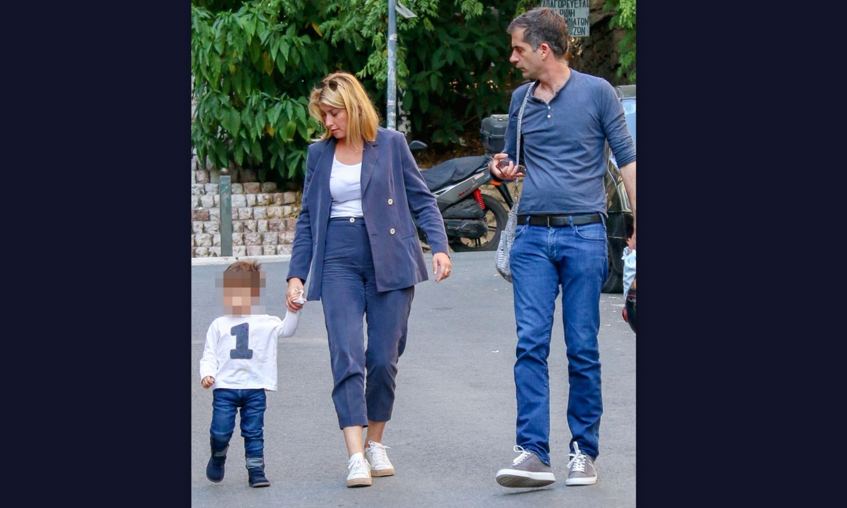 Σία Κοσιώνη-Κώστας Μπακογιάννης: Οικογενειακή έξοδος με τον μικρό τους (photos)