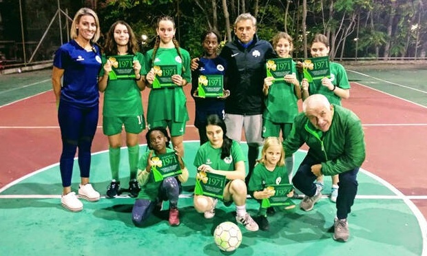 Η «ΠΡΑΣΙΝΗ» δώρισε στo τμήμα ποδόσφαιρο σάλας κοριτσιών του Παναθηναϊκού το βιβλίο «1971»!