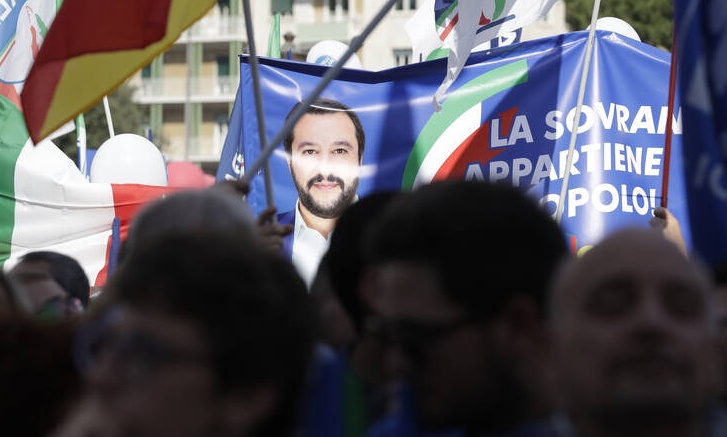 «Σαρδέλες»: Το νέο, απρόβλεπτο κίνημα που αντιστέκεται στον Σαλβίνι