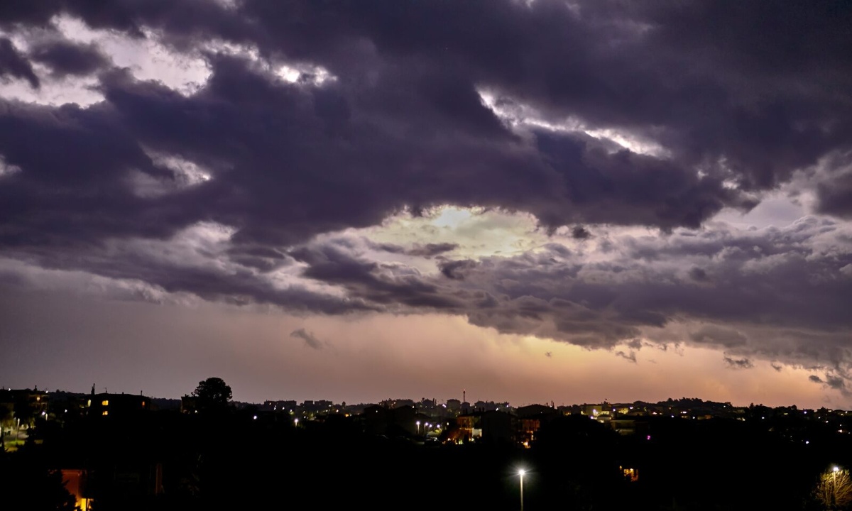 Καιρός: Σε κλοιό κακοκαιρίας η χώρα - Έπεσαν 3.700 κεραυνοί - Έρχεται νέο κύμα βροχών και καταιγίδων
