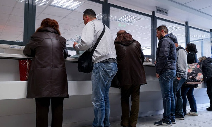Τέλος οι ουρές στις εφορίες: Διασύνδεση της ΑΑΔΕ με το Μητρώο Πολιτών του ΥΠΕΣ