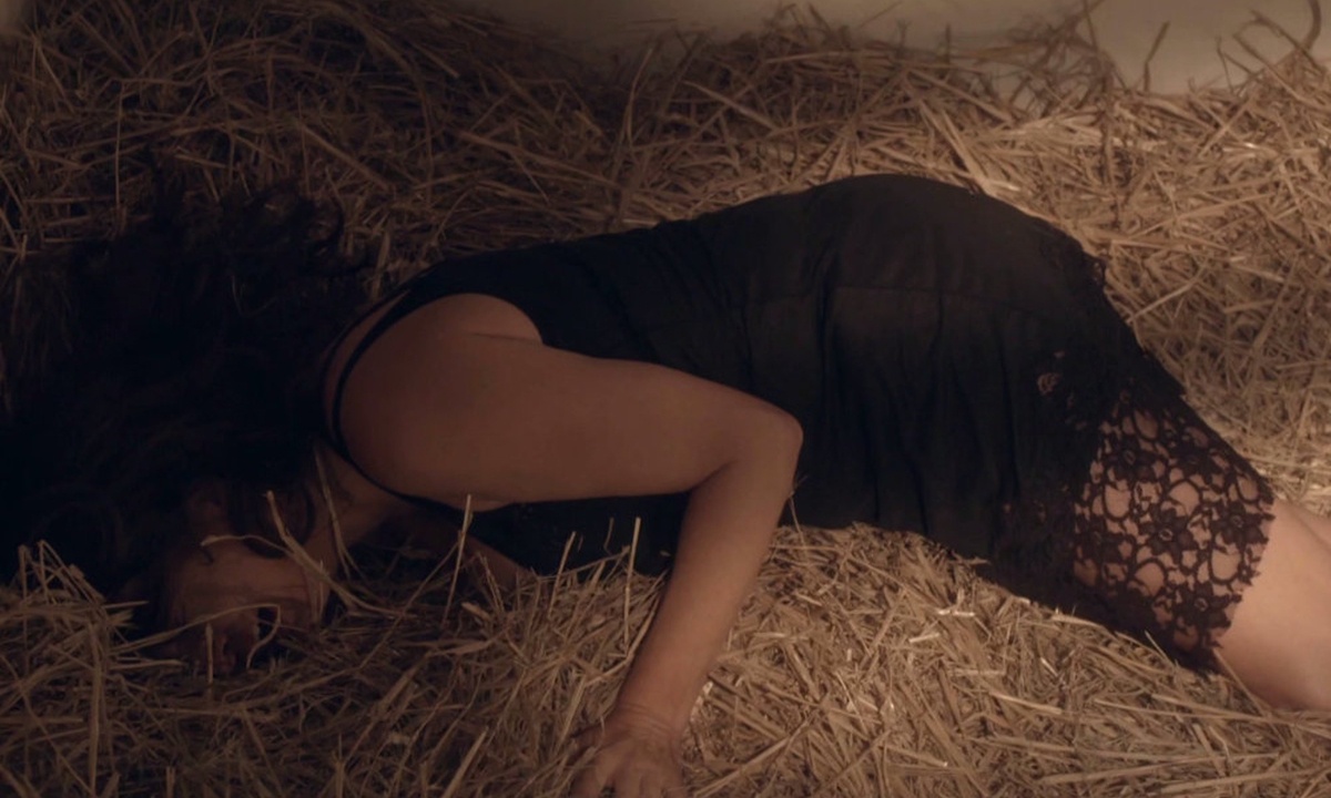 Άγριες Μέλισσες: Ο Κωνσταντής ξεγύμνωσε την Βιολέτα – Παραλήρημα στο twitter (Photos)