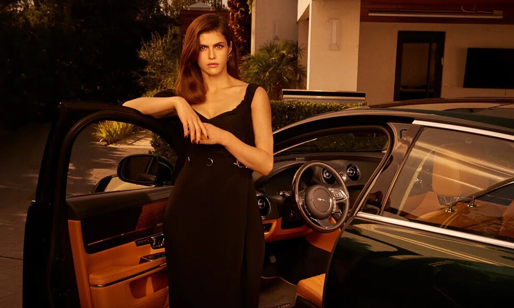 Μόνο η Alexandra Daddario θα μπορούσε να παρουσιάσει τη νέα Jaguar