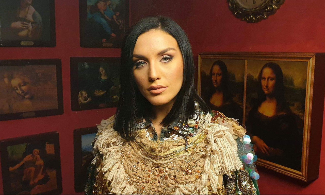 Πληγωμένη μένει η καρδιά: Νέο τραγούδι και εντυπωσιακό video clip από την Ιουλία Καλλιμάνη!