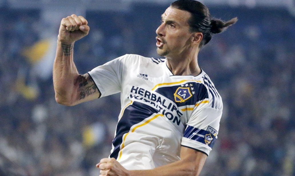 Στα «κάγκελα» με Ιμπραϊμοβιτς: Οπαδοί της Μάλμε «βανδάλισαν» το άγαλμα του! (photos)