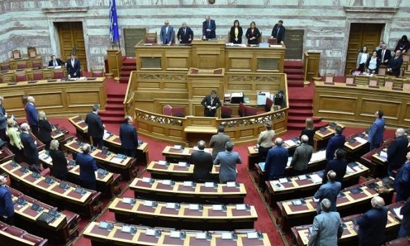 Μειώνεται η φορολογία στα συμβόλαια σε 22%