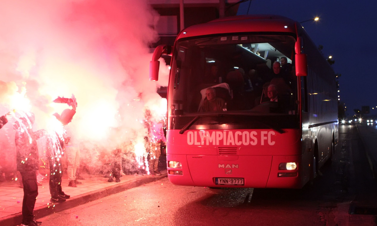Ολυμπιακός: Θερμή υποδοχή στο Αγρίνιο (photos)