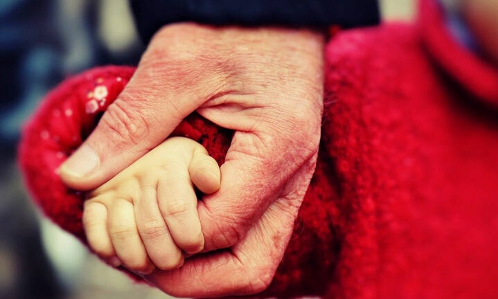 Επίδομα γέννας 2.000 ευρώ από 1η Ιανουαρίου 2020: Τα μέτρα για αναδοχή και υιοθεσία