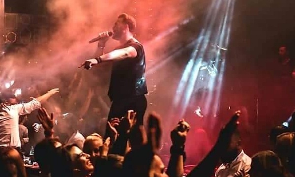 Σάκης Αρσενίου : Οι Sold Out εμφανίσεις στην Πάτρα και η νέα του επιτυχία (photos+video)