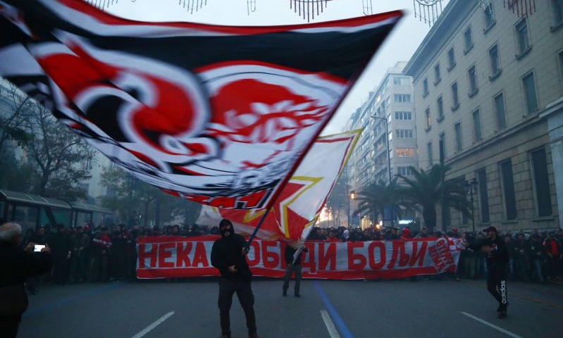 Ολυμπιακός – Ερυθρός Αστέρας: Κοινή συγκέντρωση οπαδών στο Σύνταγμα (videos+photos)