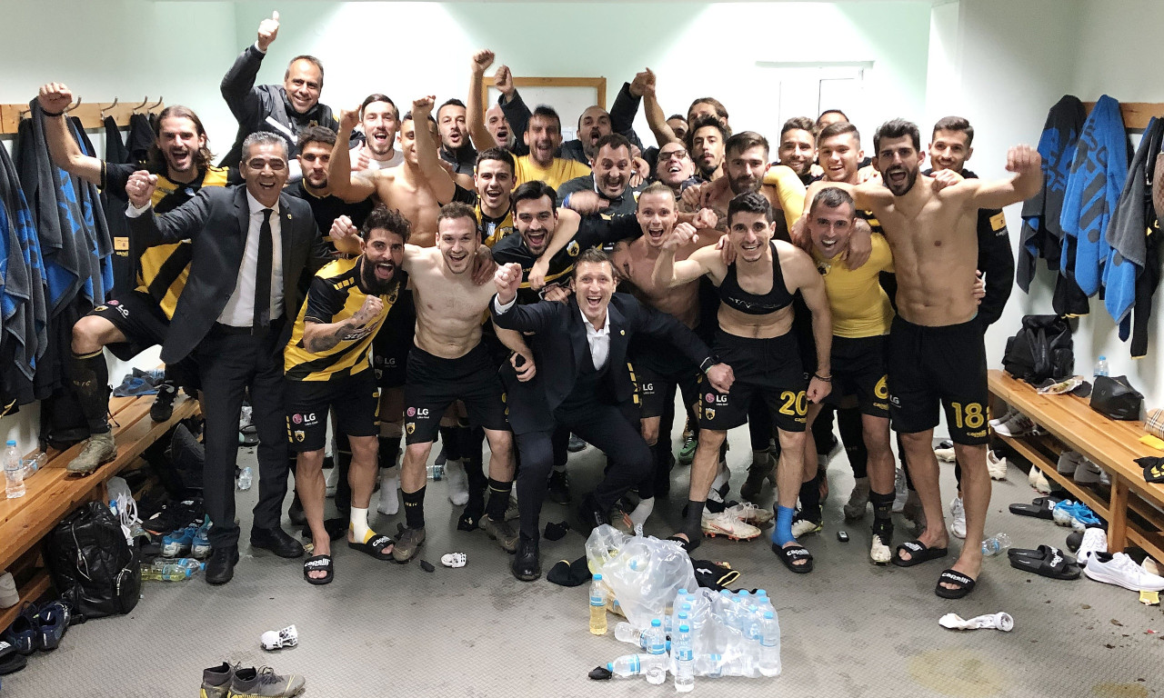 AEK: Πάρτι σε αποδυτήρια για παίκτες και κόσμο (videos+photos)