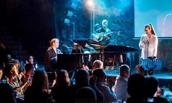 Στέφανος Κορκολής - Σοφία Μανουσάκη : Καθηλωτική η πρεμιέρα τους