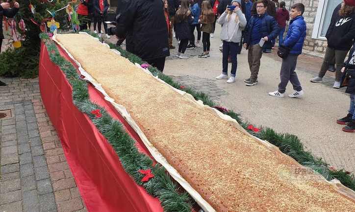 Για τους… γλυκατζήδες: Το μεγαλύτερο μελομακάρονο της Ελλάδας βρίσκεται στα Ιωάννινα