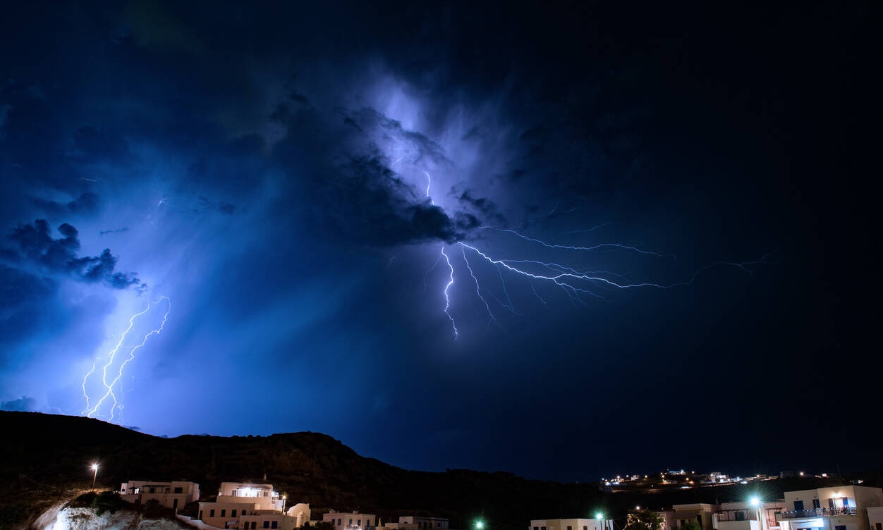Κακοκαιρία: «Άνοιξαν» οι ουρανοί στην Αττική – Ποιες περιοχές «χτυπούν» σφοδρές καταιγίδες