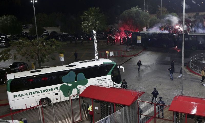 ΕΛ.ΑΣ.: «Τραυματίας αστυνομικός στο Ολυμπιακός – Παναθηναϊκός» (video+photos)