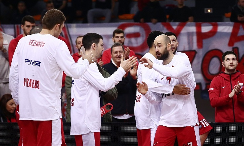 Ολυμπιακός - Άλμπα: Τιμήθηκε ο Σπανούλης! (video+photos)