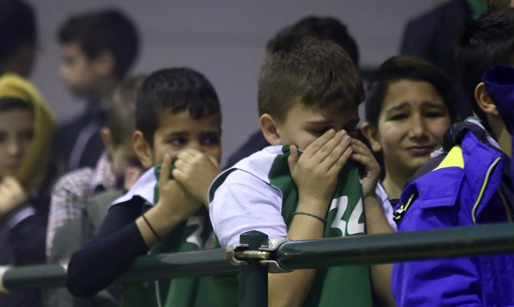 Καπνογόνα, χάος και θλιβερές εικόνες στο Δάφνη Δαφνίου - Ολυμπιακός (photos)