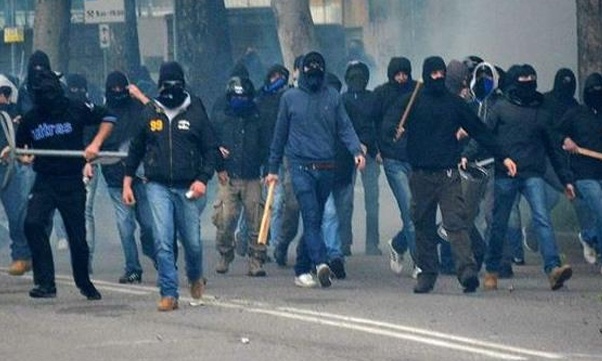 Απίστευτο: Επεισόδια οπαδών σε φιλανθρωπικό αγώνα (video)