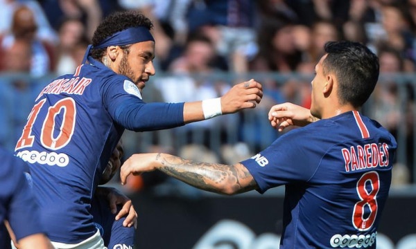 Θα κλάψετε από τα γέλια: Η φάρσα του Παρέδες στον Νεϊμάρ με το ψεύτικο φίδι (vid)