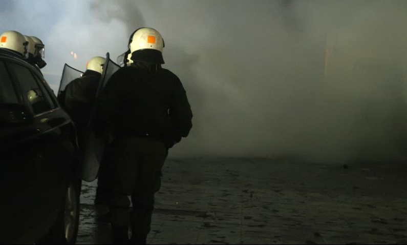 Συμπλοκή αστυνομικών με χούλιγκαν που επιχείρησαν να επιτεθούν σε σύνδεσμο φιλάθλων