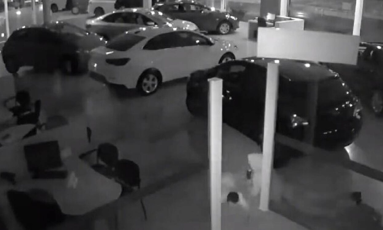 Μπήκαν σε αντιπροσωπία και έκλεψαν πέντε αυτοκίνητα αξίας 400 εκατ. ευρώ (video)