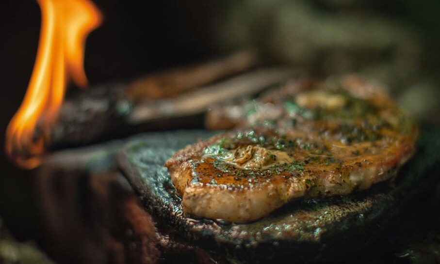 Τι να το κάνεις το σκεύος όταν μπορείς να ψήσεις πάνω σε πέτρες;