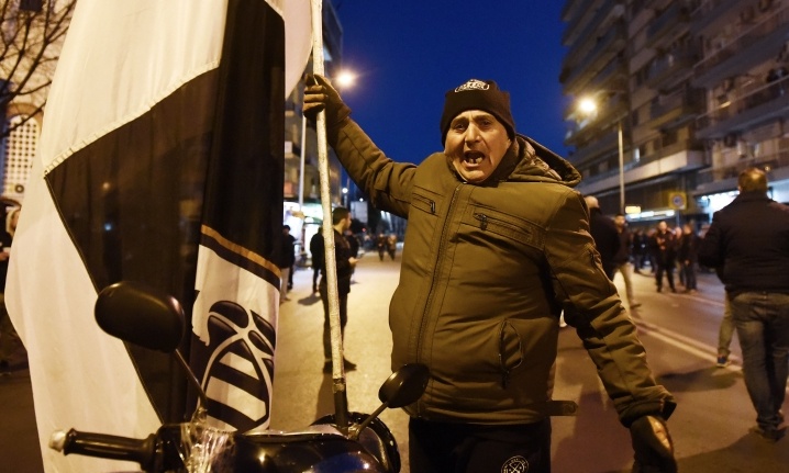 Συλλαλητήριο και... γάμος: Απίθανο σκηνικό στη διαδήλωση των οπαδών του ΠΑΟΚ! (photos)