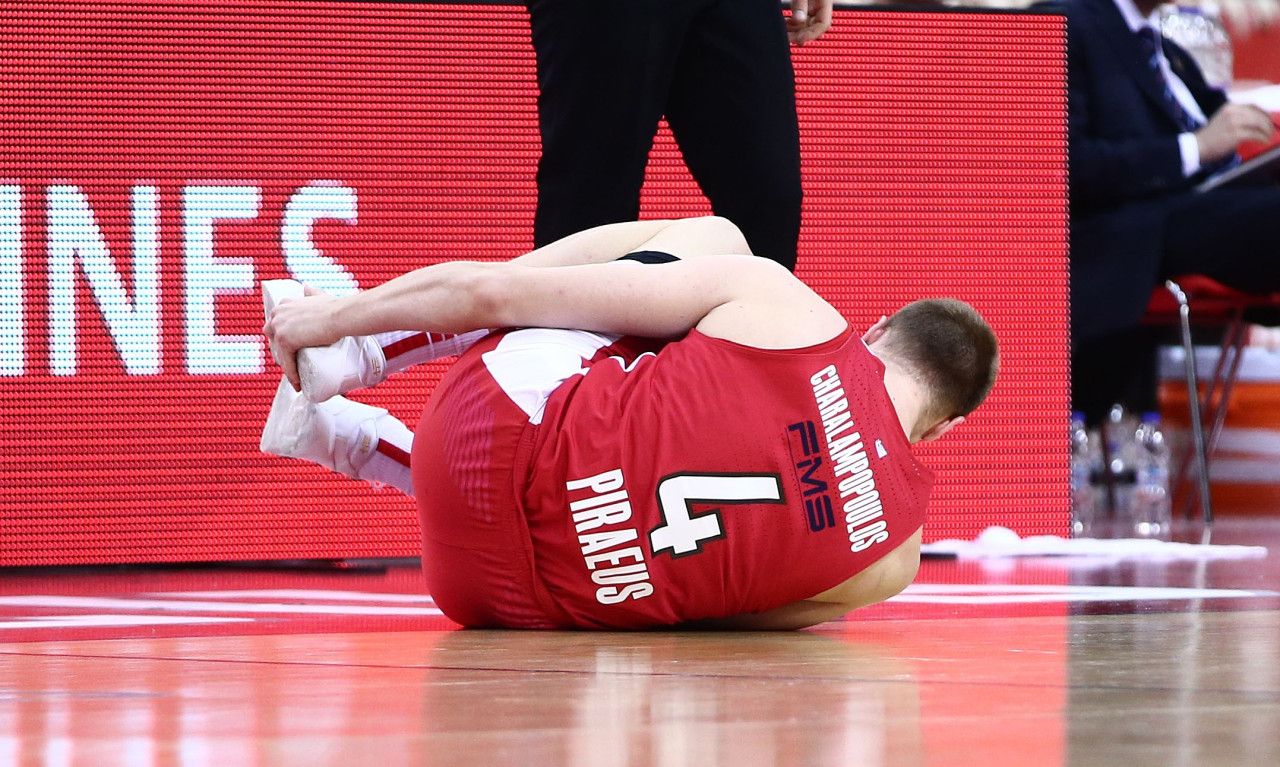 Σοκ στον Ολυμπιακό: Χάνει τη χρονιά ο Χαραλαμπόπουλος (photos)