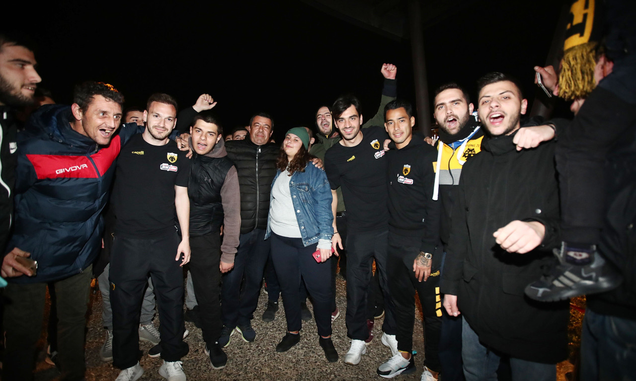 ΑΕΚ: Θερμή υποδοχή στο Αγρίνιο και «τρέλα» με Αραούχο (photos)