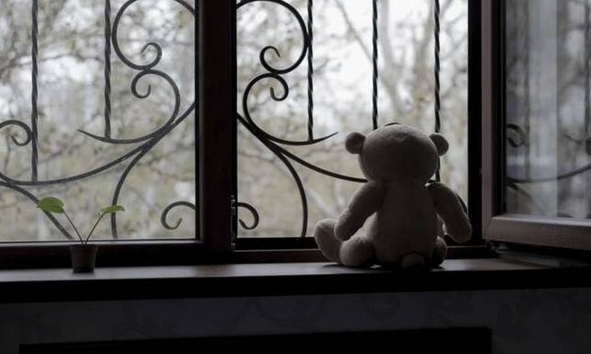 Φρίκη για ανήλικη στη Λαμία: Την βίαζε ο πατέρας της και την υποχρέωνε να τον αποκαλεί «μωρό μου»
