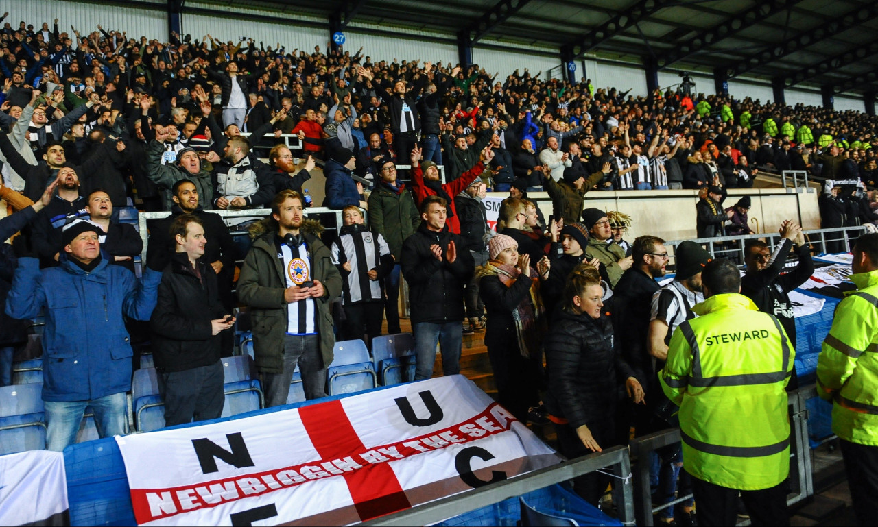 Αδιανόητο! Οπαδός τα... πετάει έξω για να πανηγυρίσει - Ακατάλληλες εικόνες (photos+video)