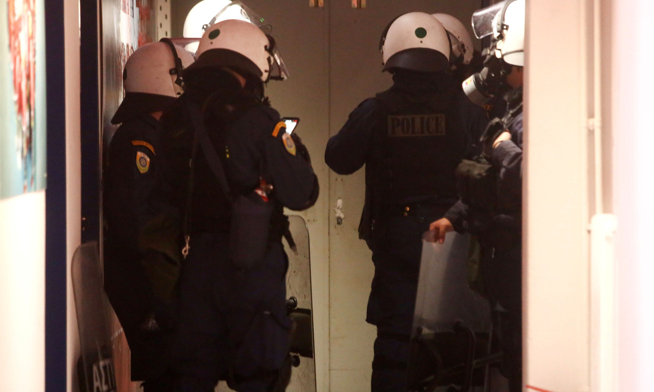 Οπαδοί του Ολυμπιακού προκάλεσαν χάος - Εικόνες σοκ από τα επεισόδια στου Ρέντη (video)