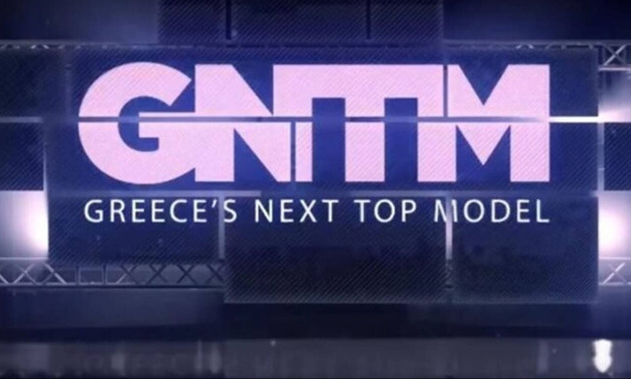 Πρώην μοντέλο του GNTM πρωταγωνιστεί στο θέατρο και «καίει» το σανίδι (photos)