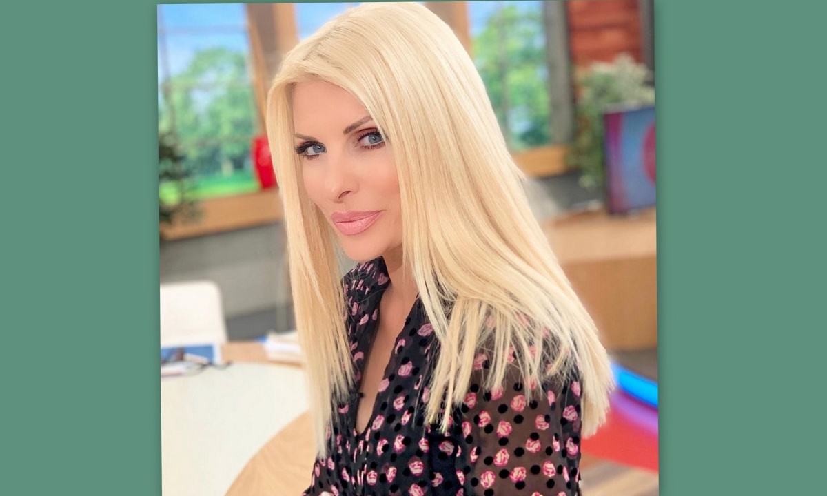 Ελένη Μενεγάκη: Έχει τις μαύρες της και αποκαλύπτει πρώτη φορά τι της συμβαίνει!