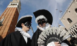 Φαντασμαγορικό Καρναβάλι στη Βενετία – Χιλιάδες παρακολούθησαν το «πέταγμα του Αγγέλου»